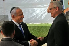 Thủ tướng Israel Benjamin Netanyahu (trái) và lãnh đạo đảng Xanh-Trắng Benny Gantz trong cuộc gặp tại Jerusalem ngày 19/9/2019. (Ảnh: AFP/TTXVN)