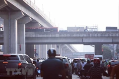 Mật độ các phương tiện tham gia giao thông lớn phát sinh bụi gây ô nhiễm không khí. (Ảnh: Thành Đạt/TTXVN)