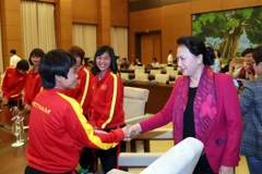 Chủ tịch Quốc hội Nguyễn Thị Kim Ngân với các cầu thủ đội tuyển bóng đá nữ Việt Nam. (Ảnh: Trọng Đức/TTXVN)
