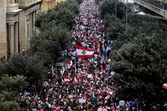 Biểu tình quy mô lớn phản đối tình trạng kinh tế khó khăn tại thủ đô Beirut, Liban ngày 20/10/2019. (Ảnh: THX/TTXVN)