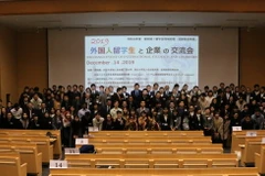 Các đại biểu tham gia sự kiện chụp ảnh lưu niệm. (Ảnh: Bùi Hà/Vietnam+)