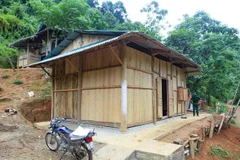 Bàn giao căn nhà mới kiên cố cho một hộ nghèo. (Nguồn: TTXVN)