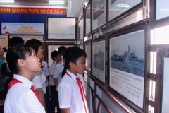 Học sinh tham quan một triển lãm về Hoàng Sa, Trường Sa. (Nguồn: TTXVN)