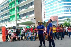 Người dân rời khỏi các tòa nhà sau khi xảy ra động đất. (Nguồn: AFP)