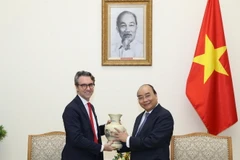 Thủ tướng Nguyễn Xuân Phúc tặng quà lưu niệm Đại sứ, Trưởng phái đoàn Liên minh châu Âu (EU) tại Việt Nam. (Ảnh: Thống Nhất/TTXVN)