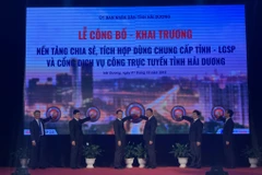 Đại diện các lãnh đạo lên bấm nút Khai trương Nền tảng chia sẻ, tích hợp dùng chung cấp tỉnh - LGSP và Cổng dịch vụ công trực tuyến tỉnh Hải Dương. (Ảnh: Hiền Anh/TTXVN)