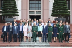 Thượng tướng Nguyễn Chí Vịnh cùng các đại biểu. (Ảnh: TTXVN)