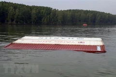 Container bị rơi xuống sông Lòng Tàu. (Ảnh: TTXVN)