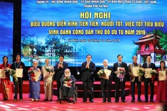Bí thư Thành ủy Hà Nội Hoàng Trung Hải và Phó Bí thư Thành ủy, Chủ tịch Ủy ban nhân dân, Chủ tịch Hội đồng Thi đua-Khen thưởng thành phố Hà Nội Nguyễn Đức Chung trao chứng nhận danh hiệu 'Công dân Thủ đô ưu tú năm 2019' cho 10 cá nhân. (Ảnh: Văn Điệp/TTXV