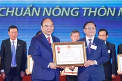 Thủ tướng Nguyễn Xuân Phúc trao tặng Huân chương Lao động hạng Nhất cho tỉnh Hà Tĩnh. (Ảnh: Thống Nhất/TTXVN)
