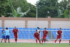 Các tuyển thủ khởi động trong buổi tập. (Ảnh: Hoàng Linh/TTXVN)