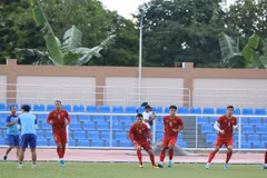 Các tuyển thủ khởi động trong buổi tập. (Ảnh: Hoàng Linh/TTXVN)