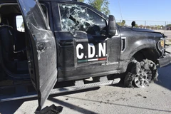 Một chiếc xe bị trúng đạn sau cuộc đấu súng. (Nguồn: AP)