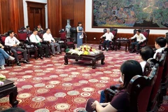 Giáo sư-tiến sỹ Tạ Ngọc Tấn cùng đoàn công tác làm việc với đại diện Ủy ban Nhân dân tỉnh Phú Thọ. (Ảnh: Trung Kiên/TTXVN)