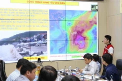 Trực ban của Ban Chỉ đạo Trung ương về phòng, chống thiên tai báo cáo về diễn biến của bão số 6. (Ảnh: Vũ Sinh/TTXVN)