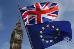 Quốc kỳ Anh (phía trên) và cờ Liên minh châu Âu (EU) phía dưới bên ngoài tòa nhà Quốc hội Anh ở London. (Ảnh: AFP/TTXVN)