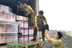 Một vụ vận chuyển rượu ngoại nhập lậu bị bắt giữ. (Nguồn: TTXVN)