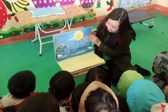 Cô Đỗ Thuỳ Quyên (giáo viên Trường Mầm non Suối Giàng, huyện Văn Chấn, tỉnh Yên Bái) đọc sách 3D cho học sinh người Mông. (Ảnh: NVCC)