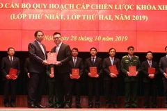 Ông Phạm Minh Chính, Ủy viên Bộ Chính trị, Bí thư Trung ương Đảng, Trưởng Ban Tổ chức Trung ương trao Giấy Chứng nhận tốt nghiệp cho học viên Lê Quốc Minh, Phó Tổng Giám đốc Thông tấn xã Việt Nam. (Ảnh: Nguyễn Dân/TTXVN)