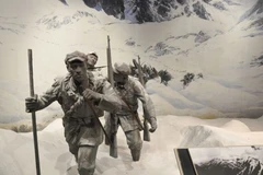 Bức tranh mô tả cảnh Hồng quân vượt qua dãy Đại Tuyết Sơn, được trưng bày tại Bảo tàng Di chỉ chiến đấu Lâu Sơn Quan của Hồng quân Trung Quốc. (Ảnh: Vĩnh Hà/TTXVN)