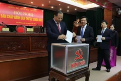 Bỏ phiếu giới thiệu nhân sự để kiện toàn chức danh Phó Chủ tịch Ủy ban Nhân dân tỉnh Hải Dương nhiệm kỳ 2016-2021. (Ảnh: Mạnh Minh/TTXVN)