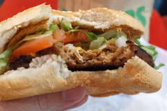 Sản phẩm bánh burger thuần chay bắt chước hương vị và kết cấu thịt bò. (Nguồn: Lifehacker)