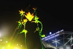 Một tiết mục biểu diễn của các nghệ sỹ xiếc trên đường phố Hạ Long. (Ảnh: Đức Hiếu/TTXVN)