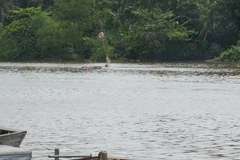 Tiền Giang: Chìm sà lan chở 1.300 tấn than đá trên kênh Chợ Gạo