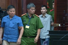 Bị cáo Châu Văn Khảm bị dẫn giải tới phiên tòa. (Ảnh: Thành Chung/TTXVN)