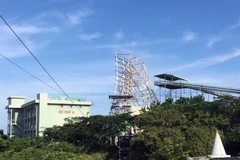 Di tích Angten Parabol Núi Lớn bị các công trình vui chơi giải trí, khách sạn bao vây lấn chiếm. (Ảnh: Đoàn Mạnh Dương/TTXVN)