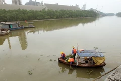 Công nhân thuộc Trung tâm ứng phó sự cố môi trường Việt Nam (SOS) làm sạch các khu vực bị ảnh hưởng sự cố tràn dầu. (Ảnh: An Đăng/TTXVN)