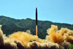Vụ phóng tên lửa đạn đạo liên lục địa Hwasong-14 của Triều Tiên tại một địa điểm bí mật ngày 5/7/2017. (Ảnh: AFP/TTXVN)
