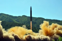 Vụ phóng tên lửa đạn đạo liên lục địa Hwasong-14 của Triều Tiên tại một địa điểm bí mật ngày 5/7/2017. (Ảnh: AFP/TTXVN)