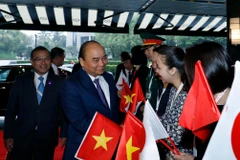 Cán bộ, nhân viên Đại sứ quán Việt Nam tại Nhật Bản đón Thủ tướng Nguyễn Xuân Phúc tại sân bay quốc tế Narita, Tokyo. (Ảnh: Thống Nhất/TTXVN)