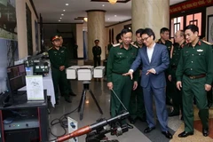 Phó Thủ tướng Vũ Đức Đam tham quan trưng bày mô hình vũ khí trang bị. (Ảnh: Dương Giang/TTXVN)