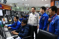 Tổng Giám đốc BSR Bùi Minh Tiến (trái) chỉ đạo sản xuất tại phòng điều khiển trung tâm. (Nguồn: Vietnam+)