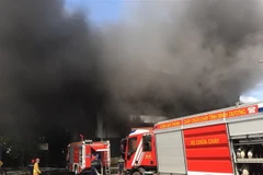 Xe chữa cháy được điều đến hiện trường vụ cháy để dập lửa. (Ảnh: Nguyễn Văn Việt/TTXVN)