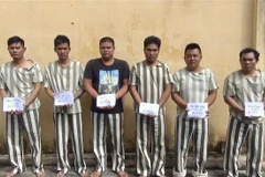 Sáu đối tượng đang bị tạm giữ. (Ảnh: Nguyễn Văn Việt/TTXVN)