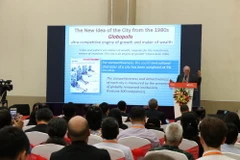 Các học giả trình bày tại hội thảo. (Ảnh: Nguyễn Văn Việt/TTXVN)