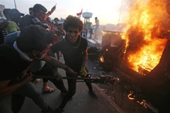 Người biểu tình bạo loạn phản đối tình trạng tham nhũng và khó khăn kinh tế tại quảng trường Tayeran, thủ đô Baghdad, Iraq ngày 3/10/2019. (Ảnh: AFP/TTXVN)