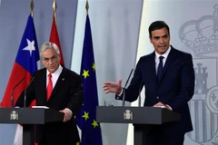 Tổng thống Chile Sebastian Pinera (trái) và người đồng cấp Tây Ban Nha Pedro Sanchez tại một cuộc họp báo ở Madrid. (Ảnh: AFP/TTXVN)