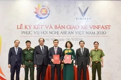 VinFast sẽ lần lượt bàn giao 393 xe ôtô từ nay đến tháng 9/2020 cho Tiểu ban Vật chất-Hậu cần, Ủy ban Quốc gia ASEAN 2020 sử dụng để đưa đón đại biểu trong thời gian đến Việt Nam tham dự Hội nghị. (Nguồn: Vinfast)