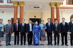 Bà Võ Thị Dung (giữa), Phó Bí thư Thành ủy thành phố Hồ Chí Minh, chúc mừng cán bộ, nhân viên Tổng lãnh sự quán Lào tại thành phố Hồ Chí Minh. (Ảnh: Xuân Khu/TTXVN)