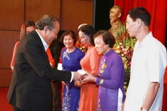 Phó Thủ tướng Trương Hòa Bình tặng quà cho các tập thể và cá nhân tiêu biểu trong Cuộc vận động 'Toàn dân đoàn kết xây dựng nông thôn mới, đô thị văn minh năm 2019' của liên 3 Khu dân cư số 10, 11 và 12 thuộc phường Trần Hưng Đạo. (Ảnh: Doãn Tấn/TTXVN)
