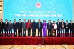 Phó Thủ tướng Thường trực Trương Hòa Bình, Phó Chủ tịch Quốc hội Uông Chu Lưu với các đại biểu. (Ảnh: Dương Giang/TTXVN)