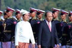 Thủ tướng Nguyễn Xuân Phúc và Tổng thống Win Myin duyệt đội danh dự. (Ảnh: Thống Nhất/TTXVN)