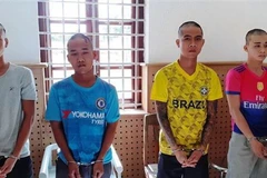 Các đối tượng bị bắt giữ tại cơ quan công an. (Ảnh: Thanh Tân/TTXVN)