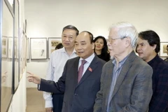Thủ tướng Nguyễn Xuân Phúc đã tới thăm triển lãm tranh ký họa 'Nét thời gian' của nghệ sỹ nhân dân, phó giáo sư, tiến sỹ, họa sỹ Ngô Mạnh Lân. (Ảnh: Thống Nhất/TTXVN)