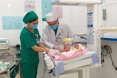 Bệnh nhi L.Q.T đã được tạo hậu môn thành công và đang được tiếp tục điều trị, phục hồi chức năng tại bệnh viện. (Ảnh: Lê Xuân/TTXVN)