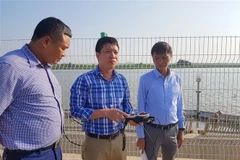 Cán bộ Công ty cổ phần cấp nước Hải Phòng kiểm tra chất lượng nước tại Nhà máy nước Hưng Đạo. (Ảnh: Minh Thu/TTXVN)